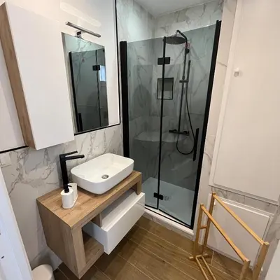 a bathroom with a sink and a shower at Palermo Home Cattedrale-Moderno Monolocale in Palermo
