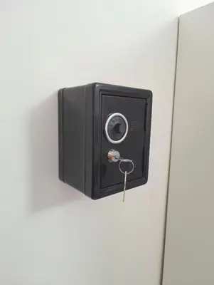 a lock on a wall with a key in it at Per Famiglie ed Amici a 3 minuti a piedi dal mare Rosso Corallo Alcamo Marina in Alcamo Marina