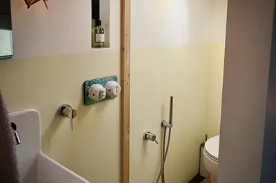 a bathroom with a tub and a toilet in it at Villa Halcón, casale con piscina tra gli ulivi, vicino al mare tra Balestrate e Alcamo in Partinico