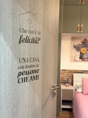 a room with a door with words on the wall at Come A To Casa in Aspra