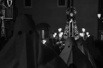 a crowd of people standing in front of a clock at Tra chiazza e casteddu in Mezzojuso