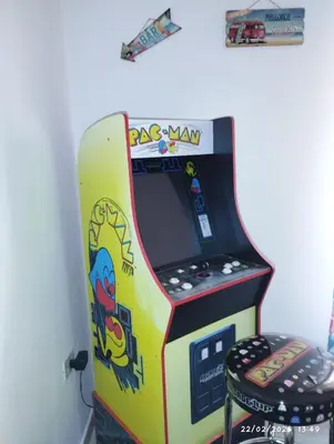 a dog max video game machine next to a stool at Nanà in Movida in Palermo