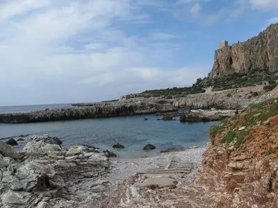 a beach on the side of a cliff at Paradiso Isulidda in Macari