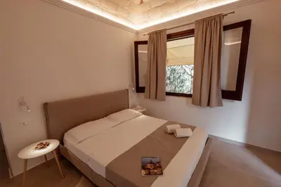 a small bedroom with a bed and a window at Cala di Ponente in Castelluzzo