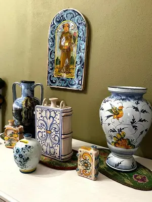 a shelf with vases and a picture on a wall at Casa Perciata - Locazione Turistica in Mondello