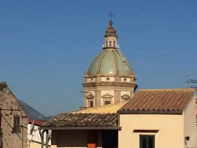 a building with a tower with a cross on top of it at Appartamento Delle Pergole in Palermo