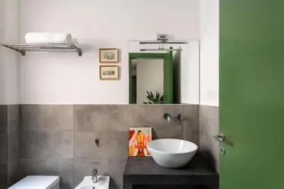 a bathroom with a bowl sink and a mirror at Pretoria Rooms in Palermo
