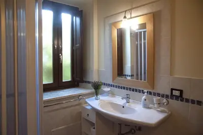 a bathroom with a sink and two windows at Ville dell'Eden con 9 camere da letto in 6 unità abitative in Lascari