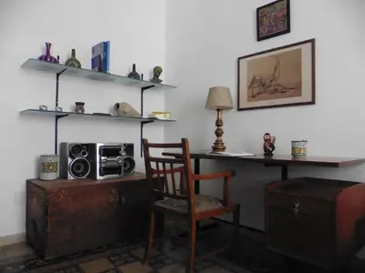 a room with a desk with a chair and a microwave at Bobnb in Palermo