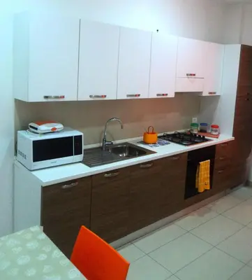 a kitchen with a microwave and a sink at Orange House a Castellammare del Golfo in Castellammare del Golfo