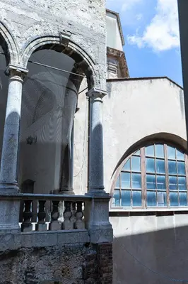 a building with an arched window and a balcony at Loggiato 261 Palazzo San Matteo in Palermo