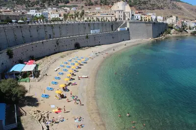 a group of people on a beach near the water at Nelle Antiche Mura in Castellammare del Golfo