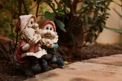 two figurines of two people sitting on a table at Art Lincoln in Palermo