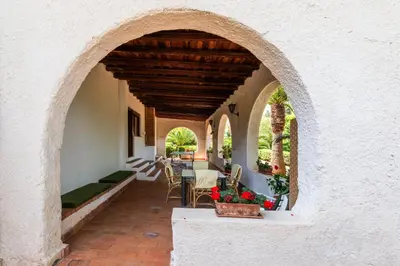 an archway of a house with a table and chairs at Casa del carrubo in Carini