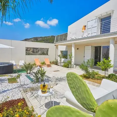 Villa Bonifato vista sulle campagne e sul mare siciliano COZY HOUSE ITALY