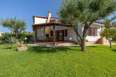 a villa with a garden and a house at Arvilla's Houses in Campofelice di Roccella