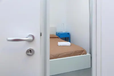 a small room with a bed and a mirror at casa verdemare in Cefalù