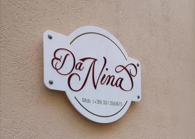 a sign on a wall that reads de mimosa at 