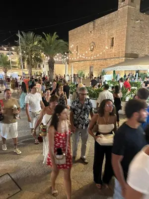 a crowd of people walking around in a courtyard at holiday home LG in San Vito lo Capo