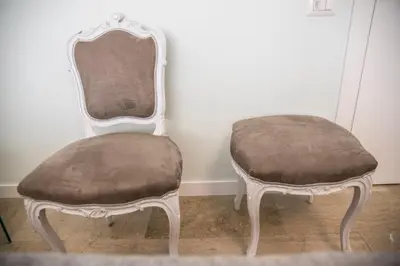 two chairs sitting next to each other in a room at B&B Attico 33 in Palermo