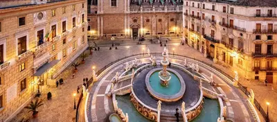 an aerial view of a fountain in a city street at Luci della città Palazzo San Matteo in Palermo