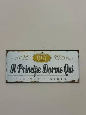 a sign hanging on a wall with a sign that readsolineolineolineolineoline at Le Alcove in Cinisi