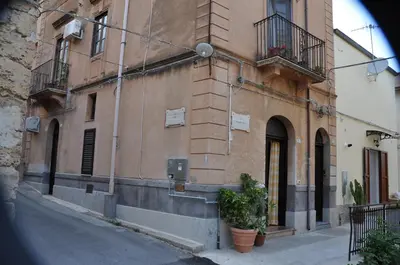 a building with plants on the side of a street at A 'Du Passi in Castellammare del Golfo