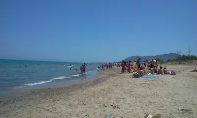 a large group of people on a beach at La Villetta di Leonardo, con piscina privata in Campofelice di Roccella