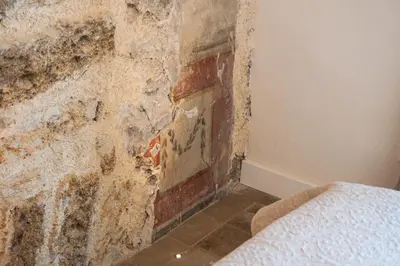 a corner of a room with a dirty wall at Petrosino in Palermo