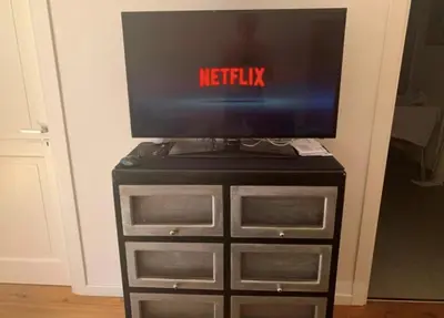 a tv sitting on top of a dresser at Casa del Contrabbasso in Palermo