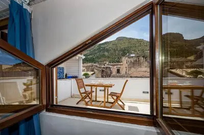 a room with a window with a table and chairs at Le Maioliche in Castellammare del Golfo
