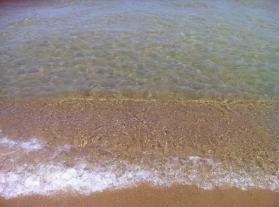 an overhead view of the sand and water on the beach at Profumo di Mare 1 in Alcamo Marina