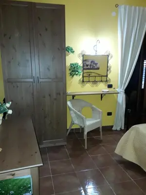 a room with a desk and a chair at Le Tre Caravelle in Trabia
