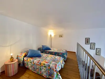 two beds in a room with a staircase at Elegante appartamento in centro in Palermo