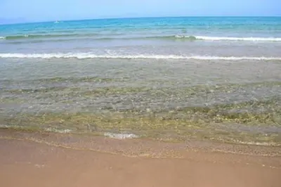 a beach with the ocean and the sand at Casa Rachele ad Alcamo Marina in Alcamo Marina
