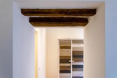 a beam in the ceiling of a room at Kala Rooms in Palermo