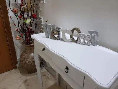 a white dresser with a sign that reads mom at Ai Carrettieri della Cattedrale in Palermo