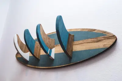 a wooden bowl with three arrows on a white wall at LuminHouse Villa Mondello in Mondello