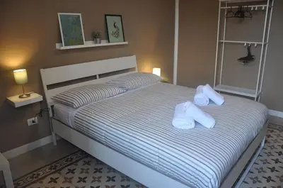a bedroom with a bed with white towels on it at Jennys place in Palermo