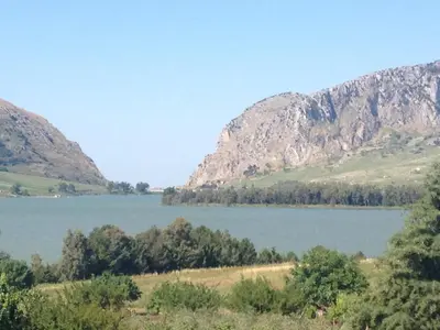 a view of a lake with mountains in the background at Agriturismo Al Poggetto in Piana degli Albanesi