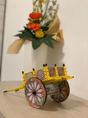 a model of a cart with a vase of flowers at Le Torri dell'acqua in Palermo