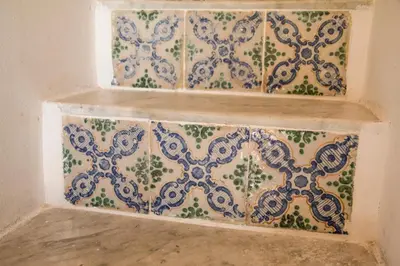 a set of three steps with tiles on a wall at Pandora in Porticello