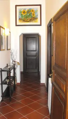 a hallway with a door and a tiled floor at B&B Casa Degli Artisti in Palermo