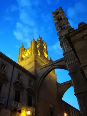 a building with its lights on at night at La Casetta Di Marta ai Quattro Canti in Palermo