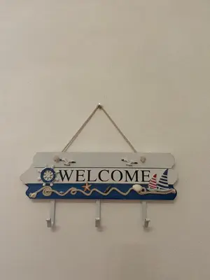 a welcome sign is hanging on a wall at Casa vacanze Al porticciolo romantico in Trappeto