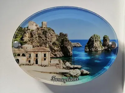 a plate with a picture of the ocean and a house at Le Sette Meraviglie in Castellammare del Golfo
