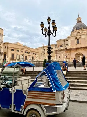 a golf cart parked in front of a building at Appartamento al centro vicino il porto in Palermo
