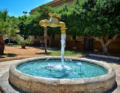 a water fountain in a circle of water at GíeffeHOUSE in Terrasini