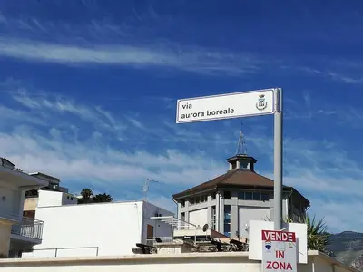 a street sign in front of a building at Casa Vacanze Aurora Boreale in Alcamo Marina