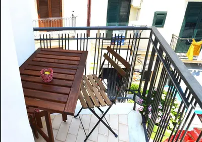 a wooden bench sitting on top of a balcony at Case Vacanza Calamaro in Trabia